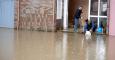 Vecinos de la localidadad cantabra de Ampuero intentan que la lluvia no entre en su domicilio tras las lluvias que han desbordado el rio Ason a su paso por el pueblo. EFE/Pedro Puente Hoyos