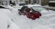 Varios coches sepultados por las nevadas en Roncal (Navarra). /EFE