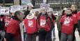 Enfermos de hepatitis C se manifiestan frente a laboratorio que fabrica Sovaldi. EFE