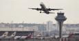 Un avión despega del aeropuerto Adolfo Suárez Madrid-Barajas, con la torre de control al fondo. REUTERS