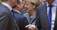 La canciller alemana Angela Merkel salua al presidente francés Francois Hollande, antes del comienzo de la cumbre de la UE en Bruselas. REUTERS/Yves Herman