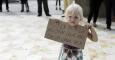 Una niña sostiene un cartel con motivo del Día Internacional de la mujer en una foto de archivo - EFE / JEFFREY ARGUEDAS