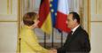 La canciller alemana Angela Merkel y el presidente francés Francois Hollande estrechan sus manos antes de iniciar la rueda de prensa conjunta en París. REUTERS/Pascal Rossignol