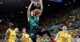 El jugador del FIATC Joventud Alex Suárez machaca el aro durante el partido de cuartos de final de la Copa del Rey de baloncesto ante el Herbalife Gran Canaria. /Elvira Urquijo A. (EFE)