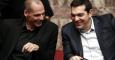 El primer ministro griego, Alexis Tsipras, con su ministro de Finanzas, Yanis Varoufakis, durante una sesión del Parlamento heleno, el pasado miércoles. REUTERS/Alkis Konstantinidis