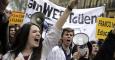 Cientos de estudiantes durante la manifestación que han iniciado poco antes de las 12:30 horas en Madrid bajo el lema "Abajo el decreto 3. Hijo del obrero a la universidad" para mostrar su rechazo a los grados de tres años y a la política educativa del Go