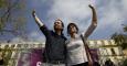 El secretario general de Podemos, Pablo Iglesias, y la candidata a la Presidencia de la Junta de Andalucía, Teresa Rodríguez, saludan al inicio del acto político de su partido hoy en Málaga. / JORGE ZAPATA (EFE)