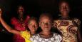 Una mujer y sus hijas en su casa en Cambadju, Guinea-Bissau. UNICEF