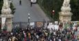 Cientos de indignados protestan contra los recortes de la Generalitat ante las puertas del Parque de la Ciutadella, en Barcelona, el 15 de junio de 2011. EFE