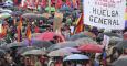 Miles de participantes en las Marchas por la Dignidad con sus paraguas han inundado la Plaza de Colón, donde han confluido las nueve columnas procedentes de todas las comunidades autónomas. EFE/Ballesteros