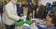 El candidato de Izquierda Unida a la Presidencia de la Junta de Andalucía, Antonio Maillo, vota en la localidad onubense de Aracena. EFE/Jose Manuel Vidal