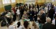 Personas votando en un colegio electoral de Sevilla. REUTERS/Marcelo del Pozo