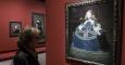 Un visitante observa la pintura 'La Infanta Margarita en azul', de la primera monográfica dedicada a Diego Velázquez en el Grand Palais de París. EFE/ETIENNE LAURENT