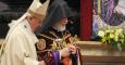 El papa Francisco con un representante de los católicos armenios en la Basílica de San Pedro (Ciudad del Vaticano).  EFE