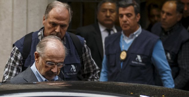 Rodrigo Rato entra en el vehículo de la la Policía, tras el registro de su domicilio. REUTERS/Sergio Perez