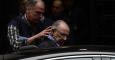 Un agente introduce a Rodrigo Rato en un coche policial. - AFP