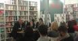 Presentación del libro de Jesús Cintora, junto a Antón Losada en la Librería 'Tipos Infames'. /JOSEFINA GROSSO