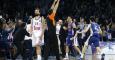 Los jugadores de Anadolu Efes (d) celebran la victoria ante Sergio Llull (i) del Real Madrid. /EFE