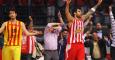 Georgios Printezis (d) de Olympiacos celebra la victoria de su equipo ante Abrines. /EFE