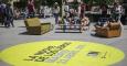 Varias personas leen hoy en el mayor salón de lectura al aire libre de Madrid -en la Plaza Sánchez Bustillo. /EFE