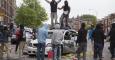 Varios jóvenes se suben a un coche de la policía en medio de las protestas por la muerte de Freddie Grey en Baltimore. EFE