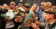 Mayweather con los cinturones de campeón./ REUTERS