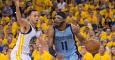 Mike Conley conduce el balón ante Stephen Curry. /REUTERS