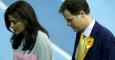 El líder de los liberales británicos, Nick Clegg, acompañado por su esposa, Miriam Gonzalez. - REUTERS