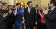 David Cameron y su esposa Samantha regresan al número 10 de Downing Street, y reciben el aplauso de los funcionarios de la residencia del primer ministro. REUTERS/Stefan Rousseau