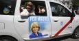 La candidata del PP a la Alcaldía de Madrid, Esperanza Aguirre, en la primera jornada de la campaña electoral, de los los taxis que llevarán estas dos semanas en sus puertas traseras carteles electorales de las candidatas populares Aguirre y Cifuentes. E