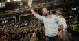 El líder de Podemos, Pablo Iglesias, saluda a su llegada al acto central de la campaña en Alicante, donde apoya al candidato a la Presidencia de la Comunidad Valenciana, Antonio Montiel. EFE/Manuel Lorenzo