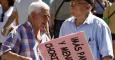 Pensionistas y jubilados convocados por CCOO de Madrid durante una concentración en la Puerta del Sol para pedir al Estado pensiones "dignas". EFE/Archivo