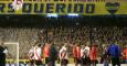 Los jugadores de River Plate esperando tras la agresión en el césped de La Bombonera. /REUTERS