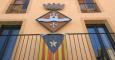 Una bandera "estelada" colgada en el Ayuntamiento de Miravet a pesar de la prohibición de la junta electoral./ EFE