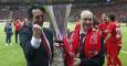 El técnico y el presidente del Sevilla, Unai Emery (i) y Jose Castro, con el trofeo de la Europa League. /EFE