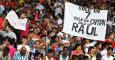 Aficionados asisten al partido amistoso entre el Cosmos y la selección nacional cubana en el estadio Pedro Marrero de La Habana. / ALEJANDRIO ERNESTO (EFE)