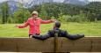 La canciller alemana Angela Merkel conversa con presidente de EEUU, Barack Obama, en los jardines del castillo de Elmau (Alemania), donde se ha celebrado la reunión del G-7. REUTERS/Michael Kappeler