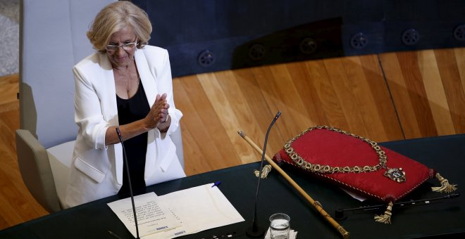 Manuela Carmena, cabeza de lista de Ahora Madrid al Ayuntamiento de la capital de España, aplaude tras haber sido proclamada nueva alcaldesa de la ciudad. REUTERS/Andrea Comas