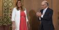 Susana Díaz recibe el aplauso del ministro de Hacienda, Cristobal Montoro, durante el acto institucional en el que ha tomado posesión como presidenta de la Junta de Andalucía./EFE