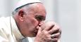 El papa Francisco besa la frente a un bebé durante la audiencia general de los miércoles celebrada en la Plaza de San Pedro. EFE