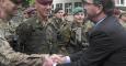 El secretario de Defensa de EEUU, Ashton Carter (dcha), saluda a soldados alemanes y holandeses durante su visita a Münster, Alemania, el 22 de junio del 2015. EFE/Caroline Seidel