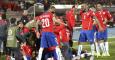 Los jugadores de la selección chilena celebran el gol marcado por su compañero Mauricio Isla durante el partido Chile-Uruguay. /EFE