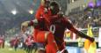 El delantero peruano José Paolo Guerrero Gonzales (d) celebra su hat trick con un compañero durante el partido Bolivia-Perú. /EFE