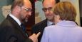 La canciller Angela Merkel y el presidente francés conversan con el presidente del Eurogrupo, Martin Schulz, durante la cumbre de Bruselas. REUTERS/Philippe Wojazer