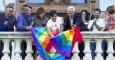 El alcalde de Valencia, Joan Ribó (centro), despliega desde el balcón del Ayuntamiento la bandera arco iris con motivo del Día Internacional del colectivo LGTB. /EFE