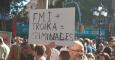 Manifestantes ante la oficina de la Comisión Europea en Barcelona. / MARC FONT