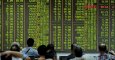 Inversores observan el panel de resultados de la Bolsa de Hangzhou (China). /REUTERS