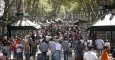 Un hombre se hace una 'selfie' en las Ramblas de Barcelona./ REUTERS/Albert Gea