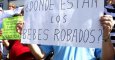 Pancarta durante una concentración de asociaciones de bebés robados