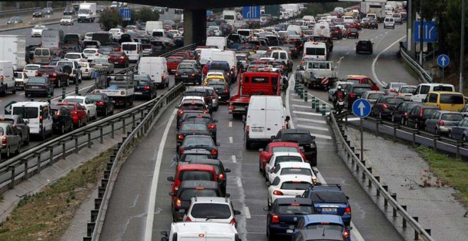 Varios accidentes leves y la lluvia han colapsado los accesos de Madrid. La capital sufre uno de los peores atascos de los últimos años. / JUAN CARLOS HIDALGO (EFE)